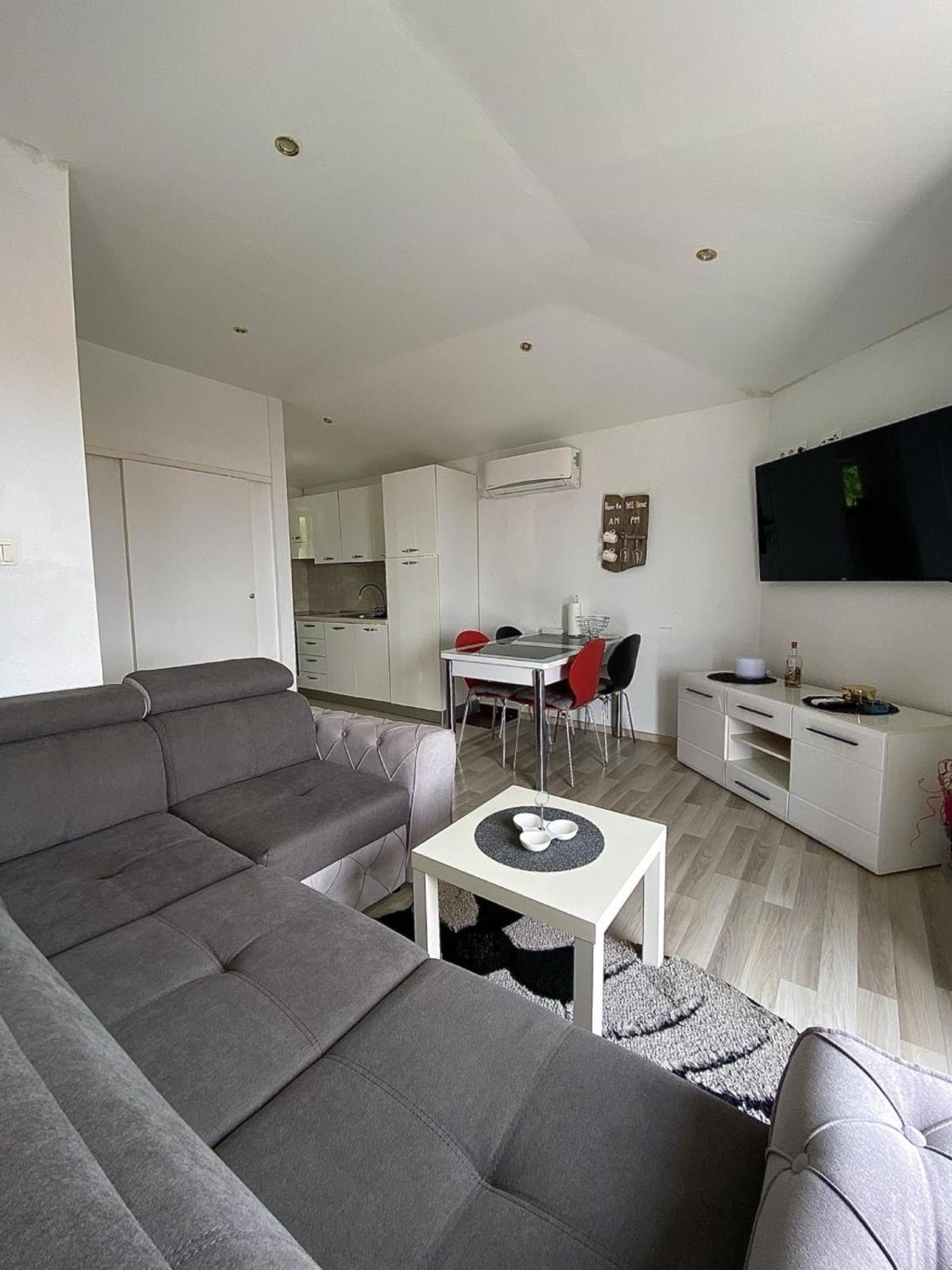 Apartments Ema 洛夫兰 外观 照片